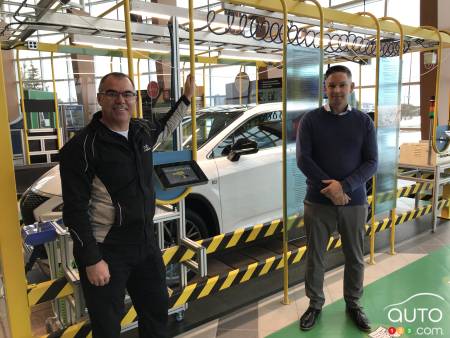 Steve MacNeil (à gauche) et Scott MacKenzie, deux vétérans de Toyota Canada qui sont immensément fiers de leurs usines canadiennes.